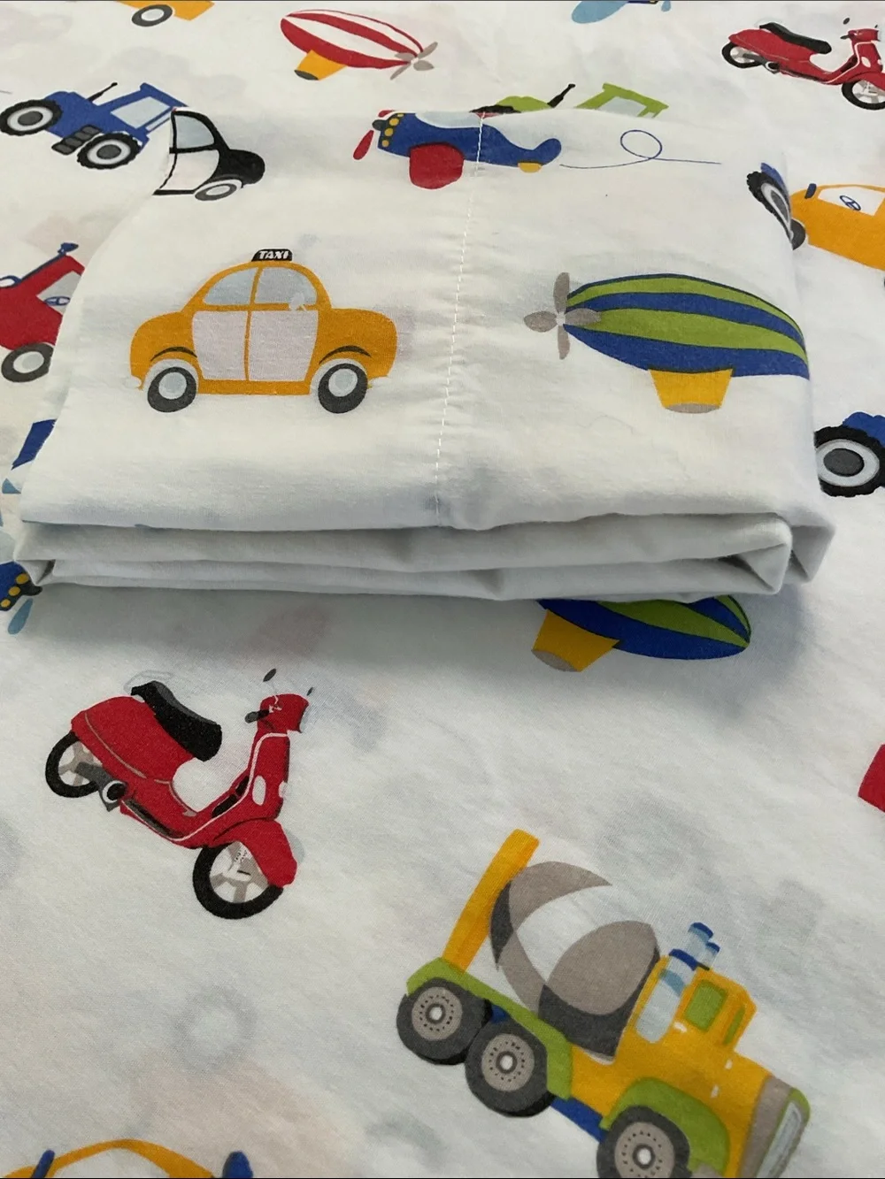 🚘 Dream Factory top flat sheet with pillowcase.